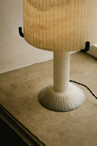 Acropolis bordlampe fra CTO Lighting med håndhugget alabast og detaljer i sort stål