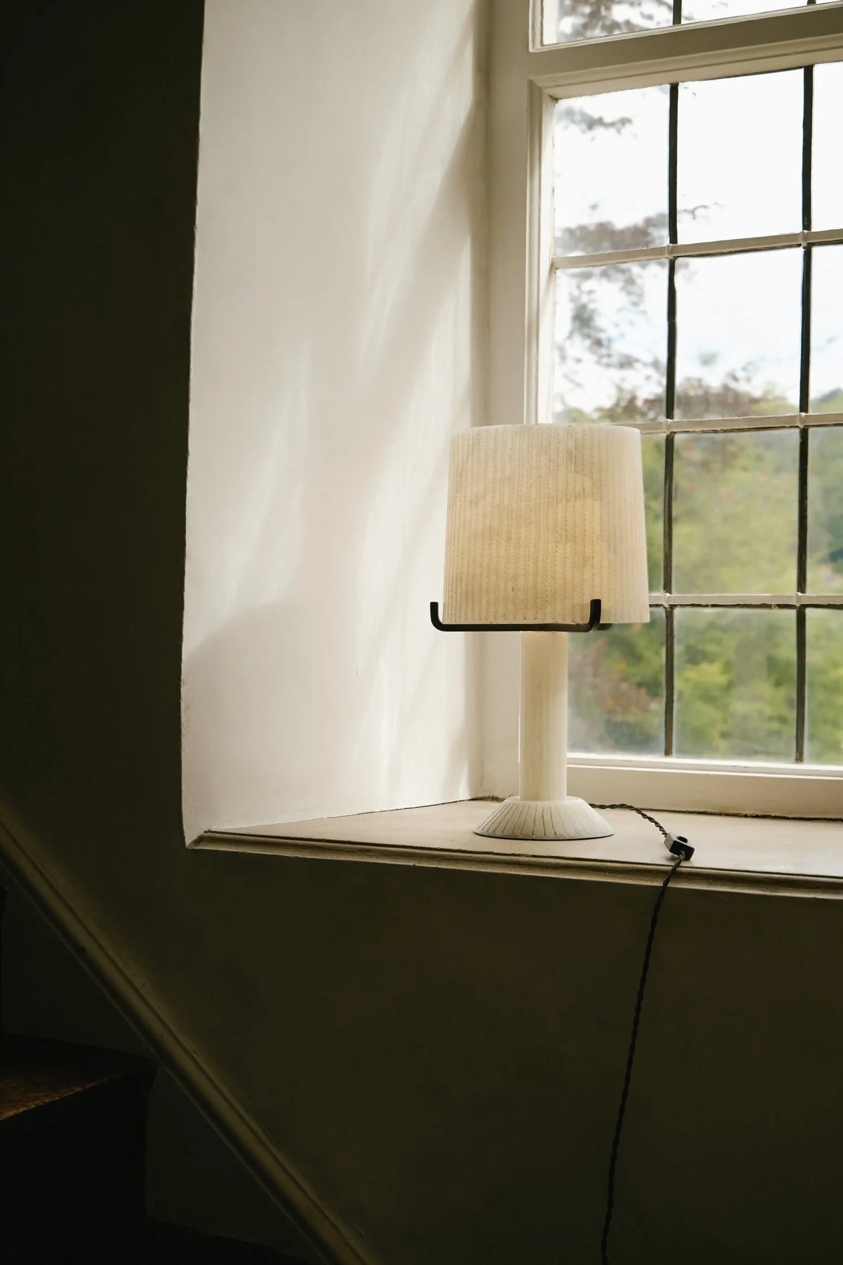 Acropolis bordlampe fra CTO Lighting med håndhugget alabast og detaljer i sort stål