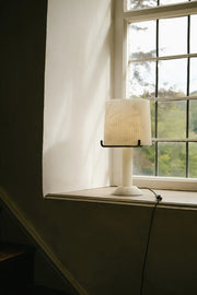 Acropolis bordlampe fra CTO Lighting med håndhugget alabast og detaljer i sort stål