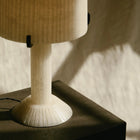 Acropolis bordlampe fra CTO Lighting med håndhugget alabast og detaljer i sort stål