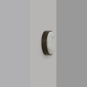 Anvers taklampe og vegglampe fra CTO Lighting med rund alabastskive i metallramme