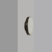Anvers taklampe og vegglampe fra CTO Lighting med rund alabastskive i metallramme