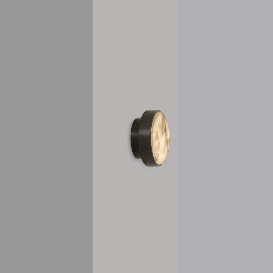 Anvers taklampe og vegglampe fra CTO Lighting med rund alabastskive i metallramme