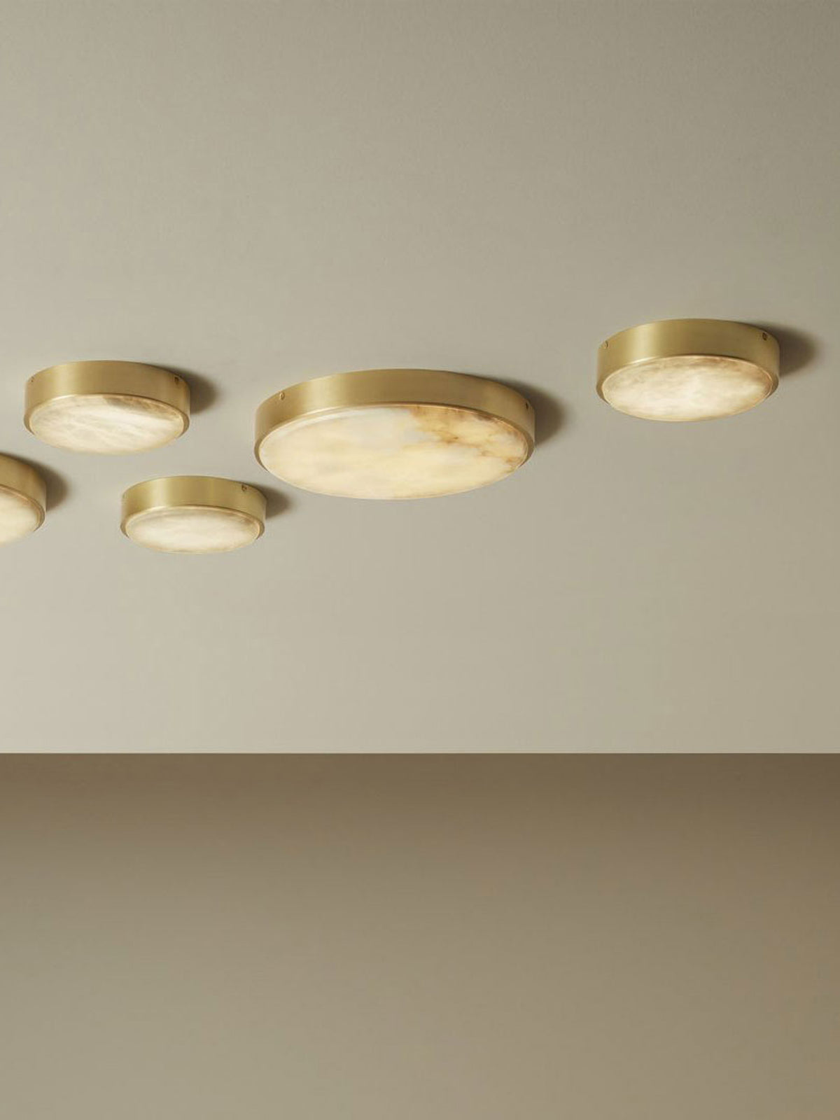 Anvers taklampe og vegglampe fra CTO Lighting med rund alabastskive i metallramme