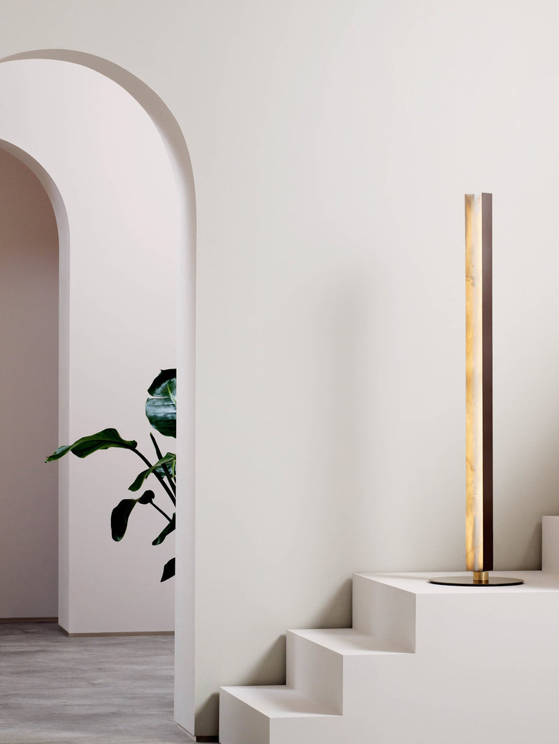 Artes gulvlampe fra CTO Lighting med vertikal alabastdel og kvadratisk fot