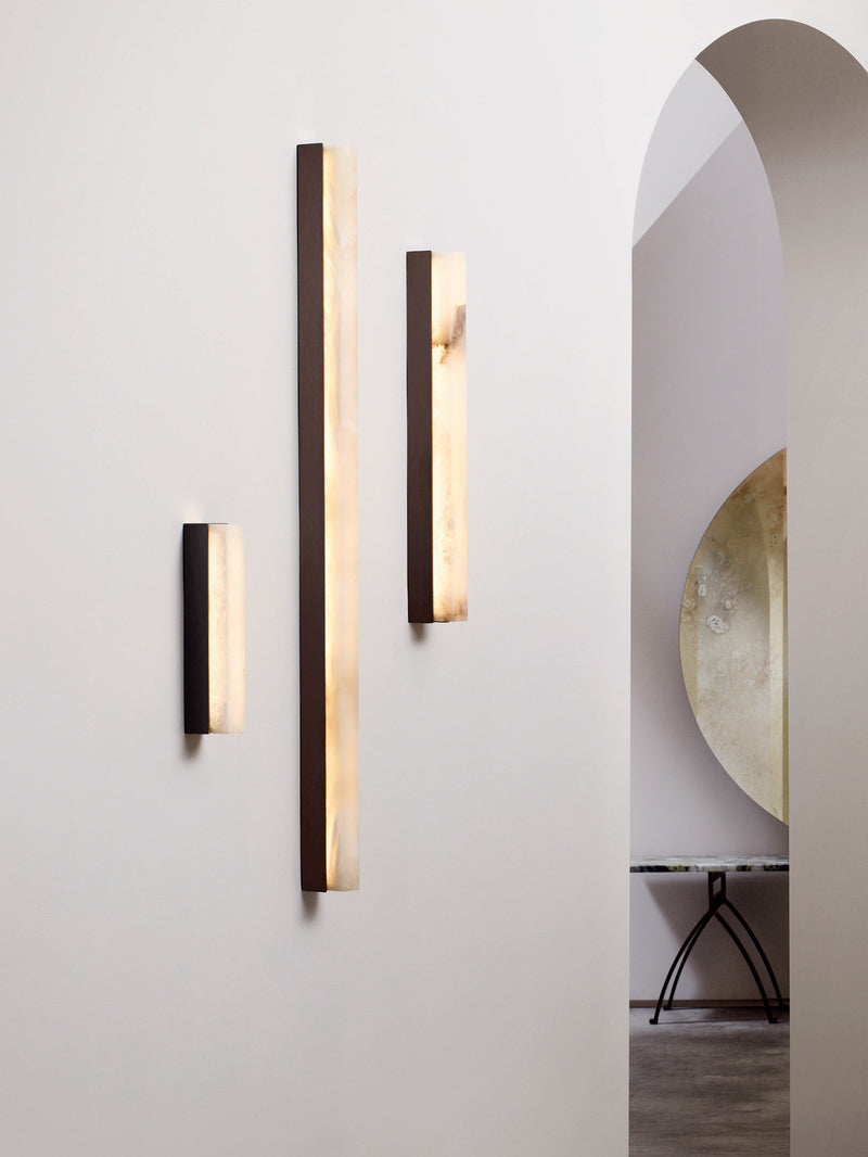Artes vegglampe fra CTO Lighting med lineær alabastdel og metallramme