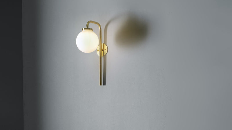 Big Bulb Opal Vegglampe fra CTO Lighting med opalglass og polert metall