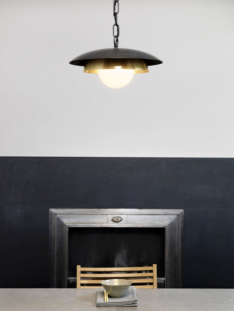 Carapace pendel fra CTO Lighting med lagdelte metallskjermer og sentrum i opalglass