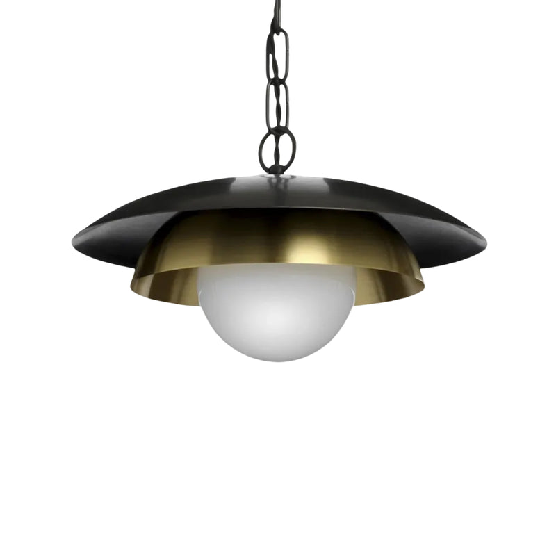 Carapace pendel fra CTO Lighting med lagdelte metallskjermer og sentrum i opalglass