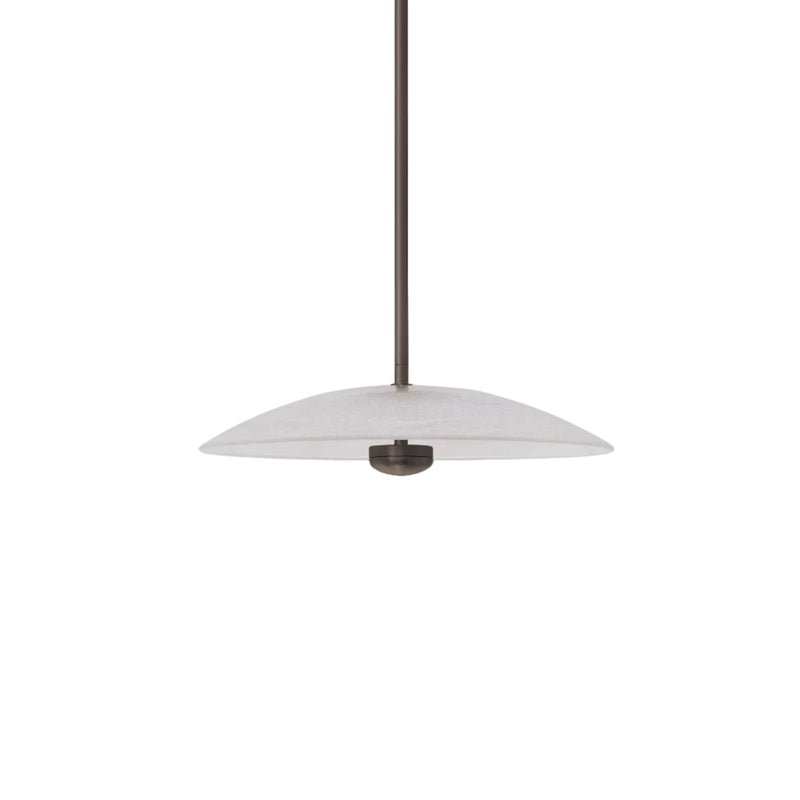 Cielo pendel fra CTO Lighting med grunn kuppel i håndlaget glass og metalloppheng