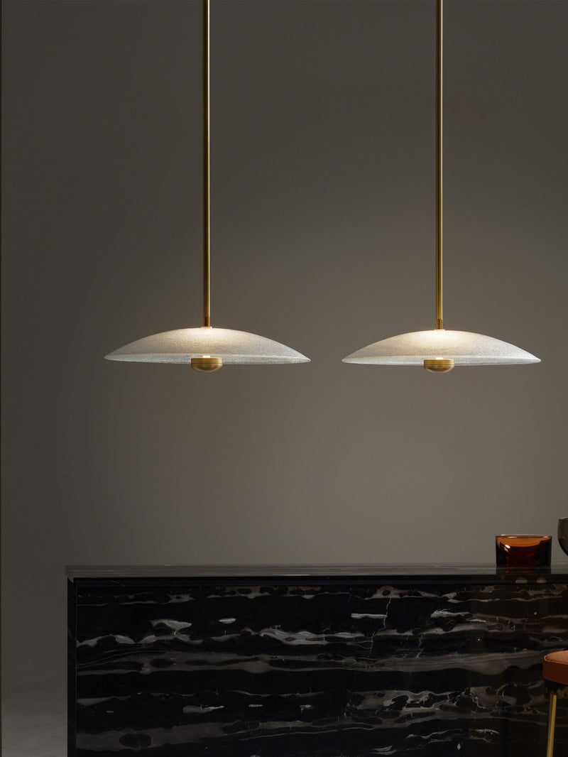Cielo pendel fra CTO Lighting med grunn kuppel i håndlaget glass og metalloppheng
