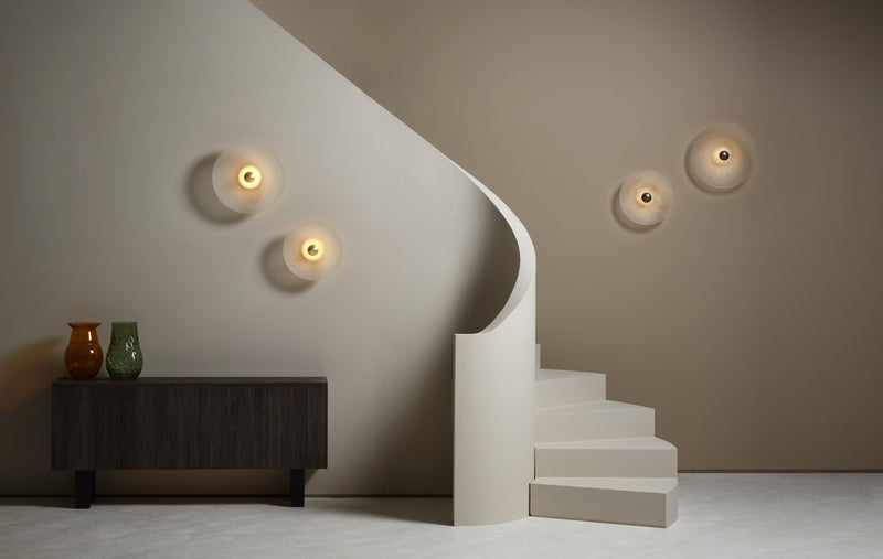 Cielo taklampe og vegglampe fra CTO Lighting med glasskuppel og sentralt metallfeste