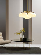 Cloudesley Chandelier fra CTO Lighting med ovale skjermer i matt opalglass