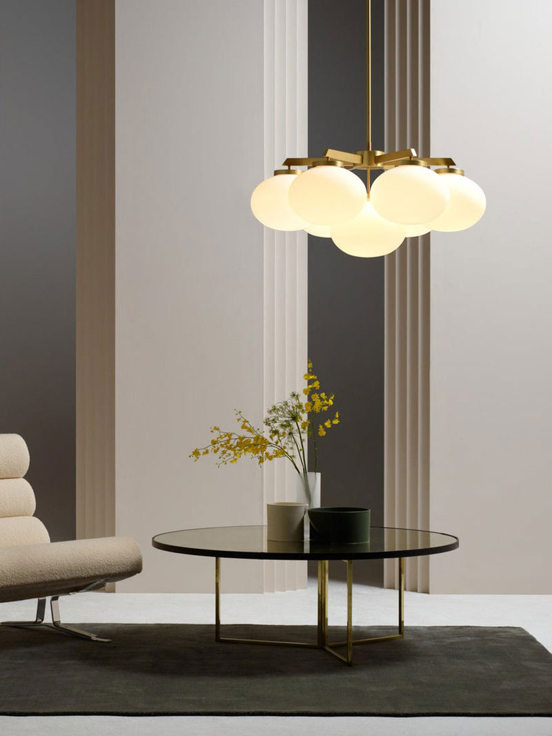 Cloudesley Chandelier fra CTO Lighting med ovale skjermer i matt opalglass