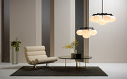 Cloudesley Chandelier fra CTO Lighting med ovale skjermer i matt opalglass
