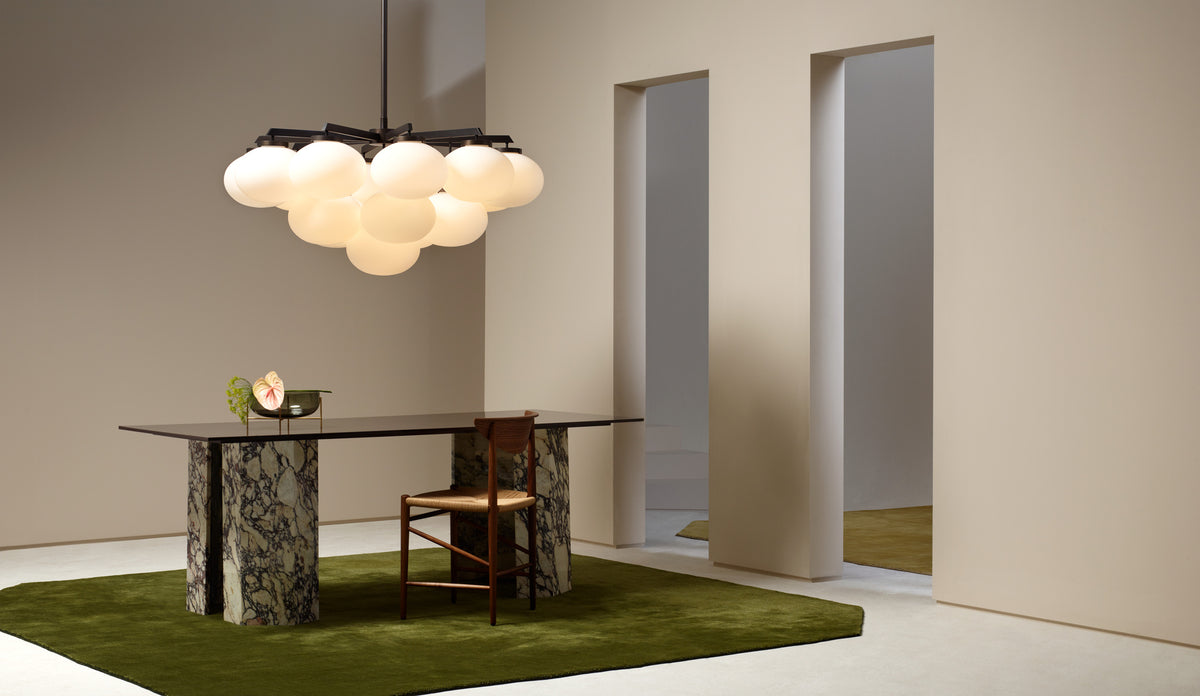 Cloudesley Chandelier fra CTO Lighting med ovale skjermer i matt opalglass
