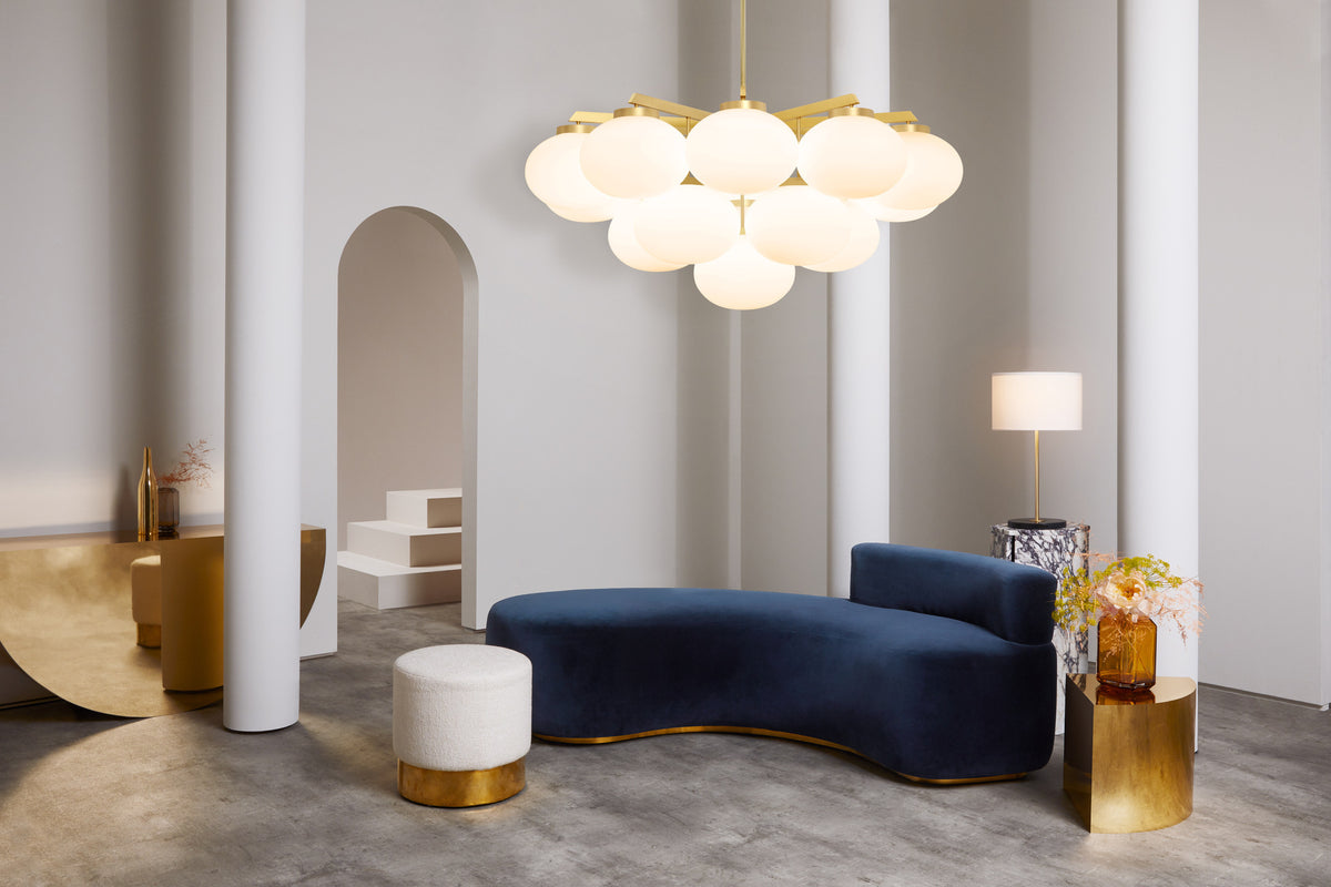 Cloudesley Chandelier fra CTO Lighting med ovale skjermer i matt opalglass