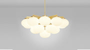 Cloudesley Chandelier fra CTO Lighting med ovale skjermer i matt opalglass