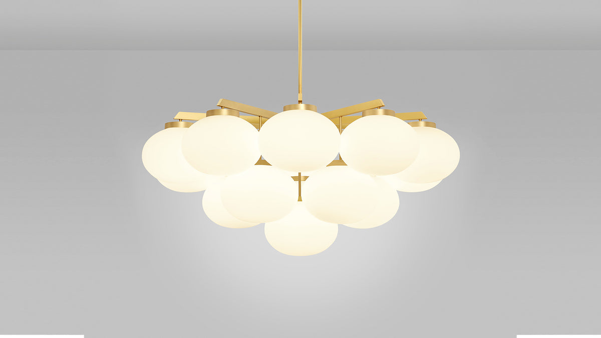 Cloudesley Chandelier fra CTO Lighting med ovale skjermer i matt opalglass