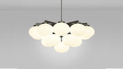 Cloudesley Chandelier fra CTO Lighting med ovale skjermer i matt opalglass