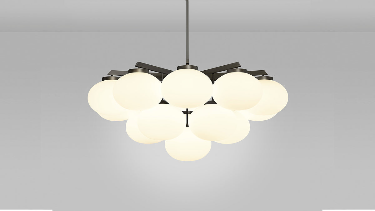 Cloudesley Chandelier fra CTO Lighting med ovale skjermer i matt opalglass