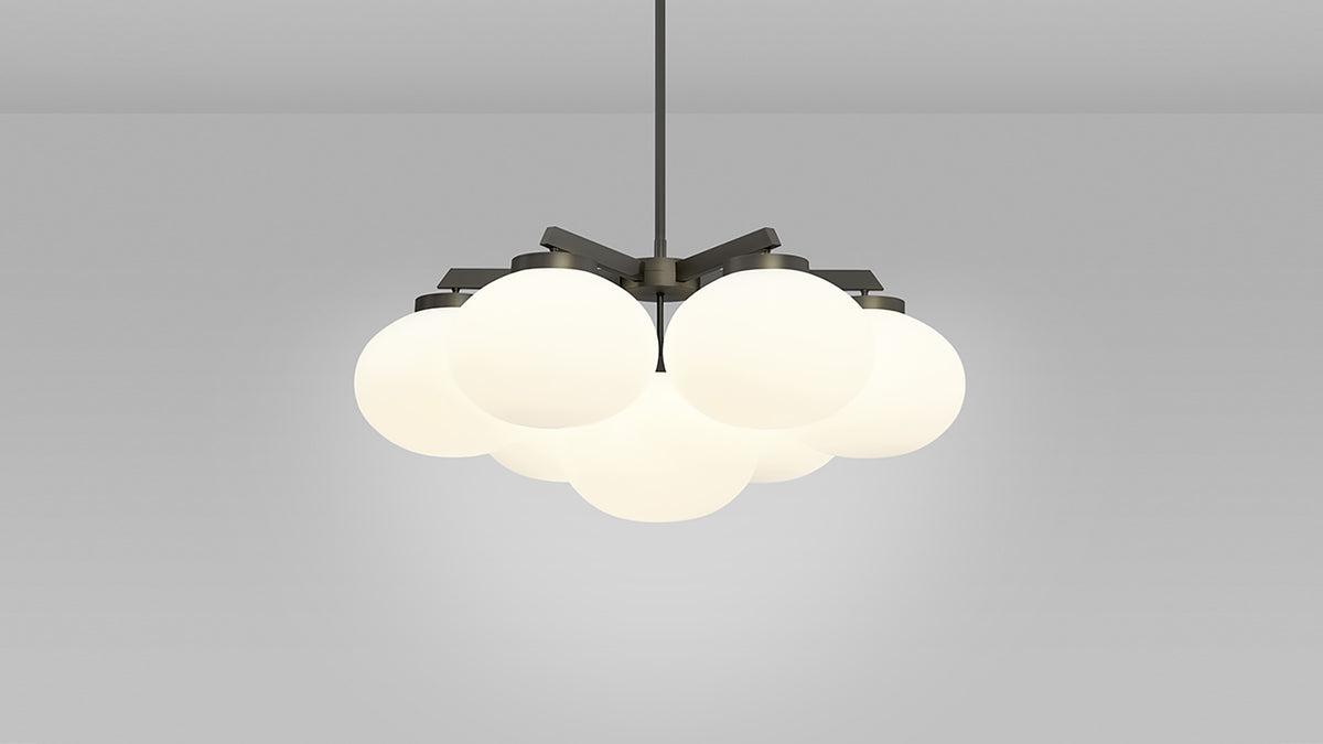 Cloudesley Chandelier fra CTO Lighting med ovale skjermer i matt opalglass