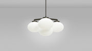 Cloudesley Chandelier fra CTO Lighting med ovale skjermer i matt opalglass