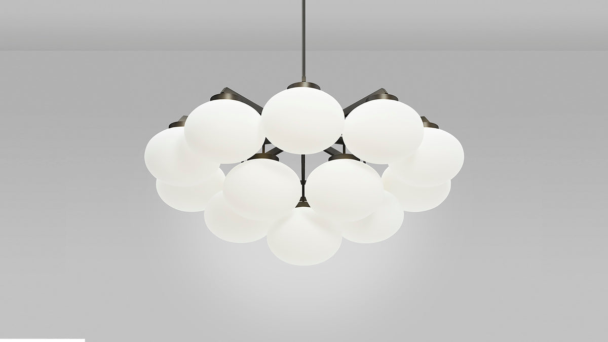Cloudesley Chandelier fra CTO Lighting med ovale skjermer i matt opalglass
