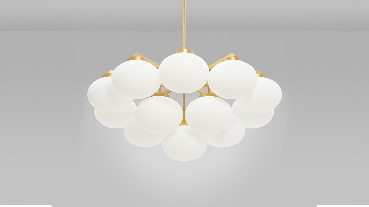 Cloudesley Chandelier fra CTO Lighting med ovale skjermer i matt opalglass