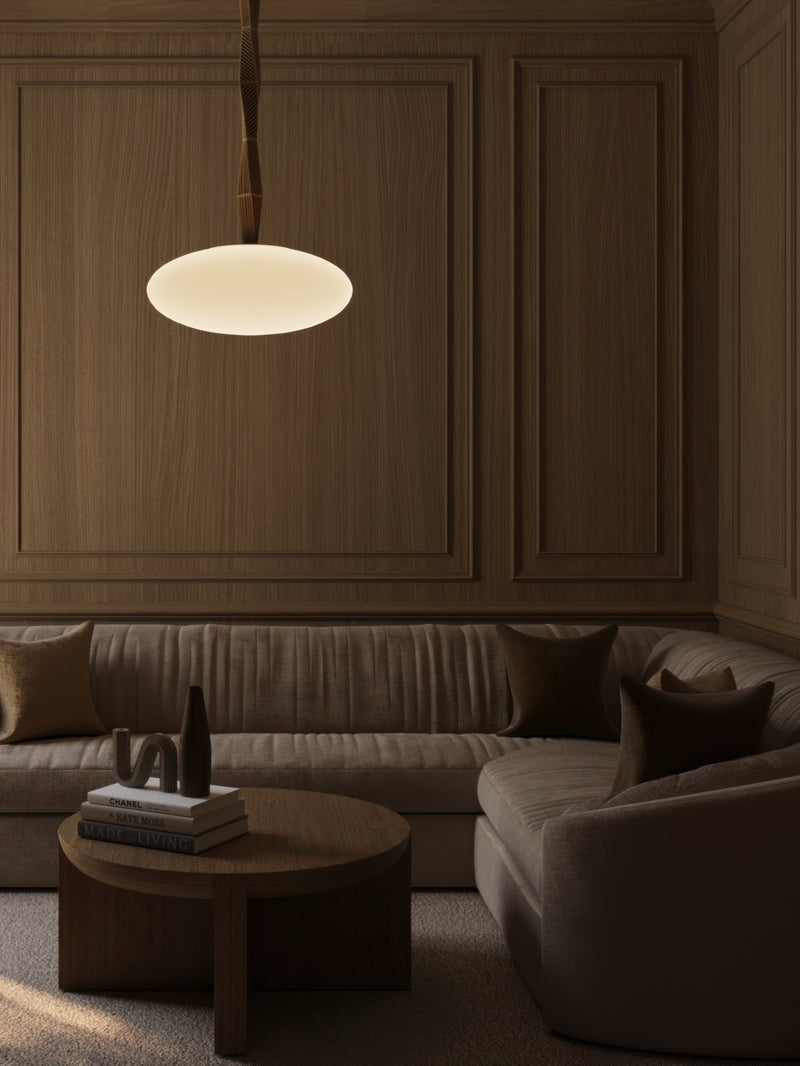 Jules pendel fra CTO Lighting med støpte bronseelementer og oval opalglasskjerm