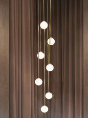 Mezzo Cluster Round pendel fra CTO Lighting med opalglasskjermer i ulike høyder
