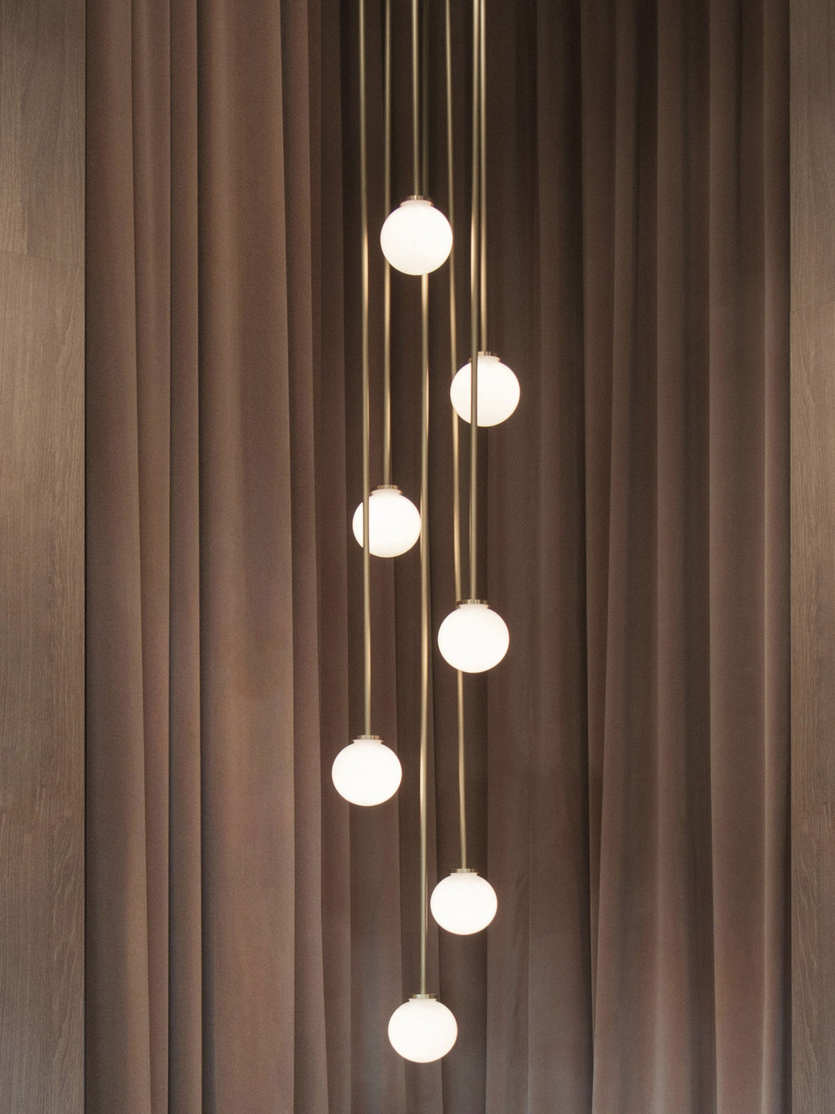 Mezzo Cluster Round pendel fra CTO Lighting med opalglasskjermer i ulike høyder