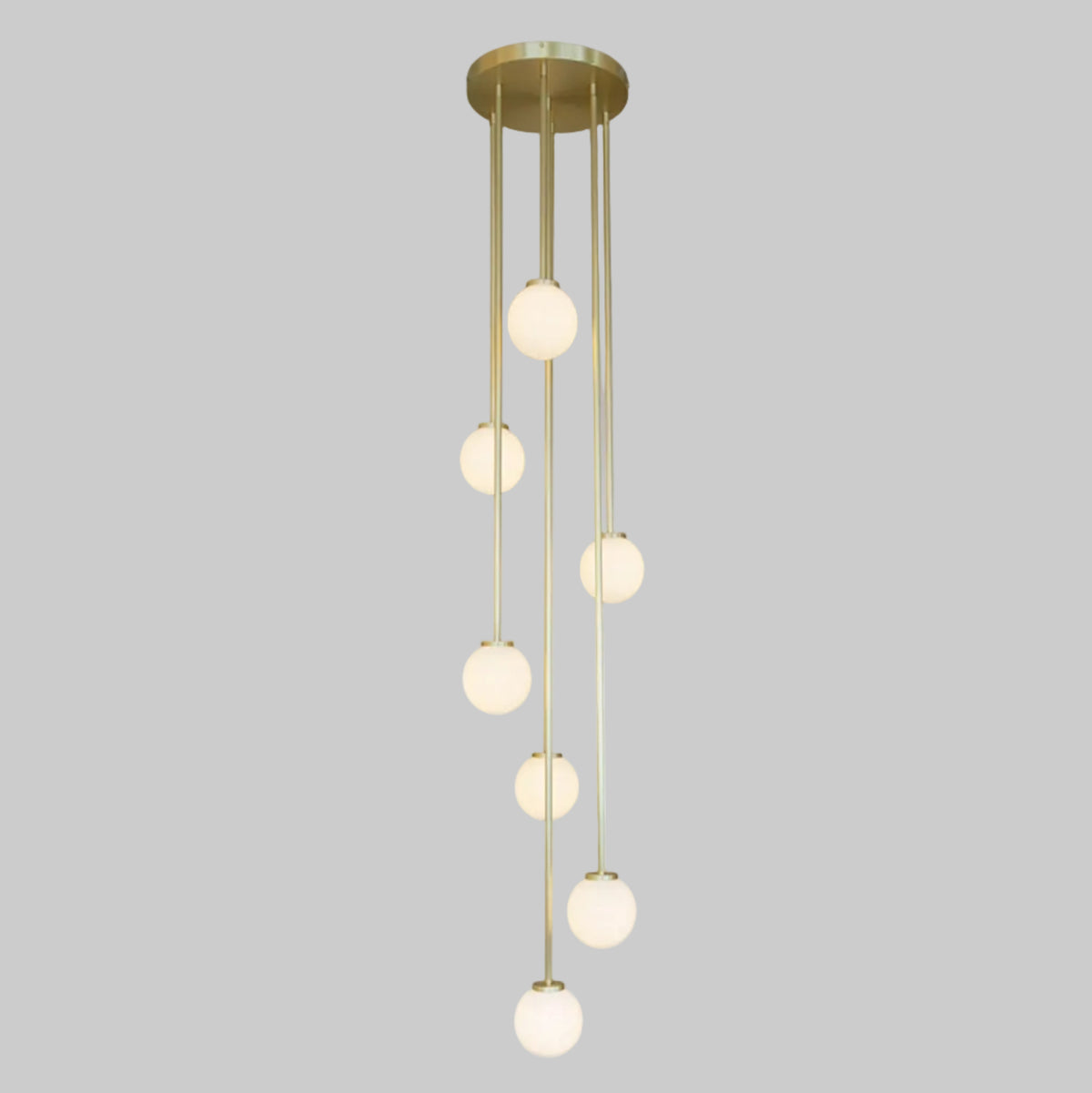 Mezzo Cluster Round pendel fra CTO Lighting med opalglasskjermer i ulike høyder