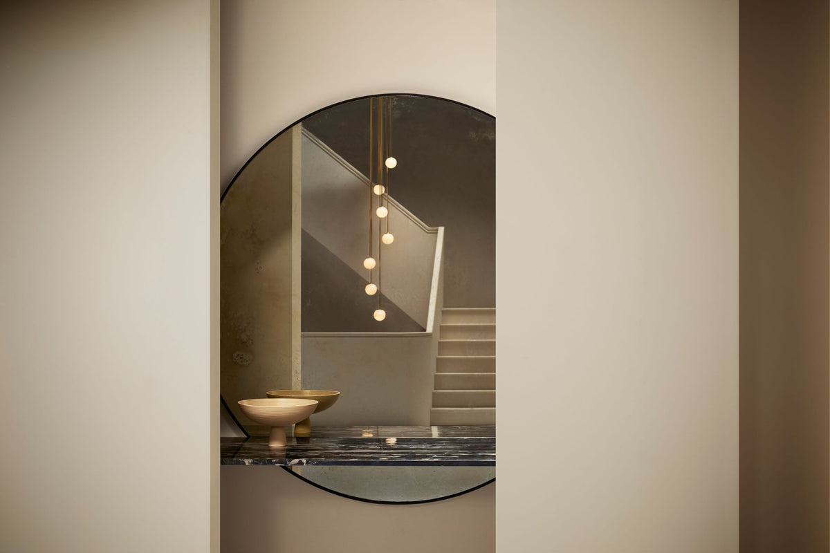 Mezzo Cluster Round pendel fra CTO Lighting med opalglasskjermer i ulike høyder