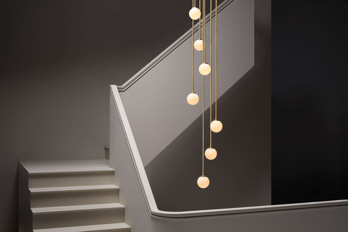 Mezzo Cluster Round pendel fra CTO Lighting med opalglasskjermer i ulike høyder