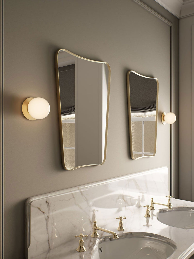 Mezzo taklampe og vegglampe fra CTO Lighting med rund opalglasskjerm og metallbase