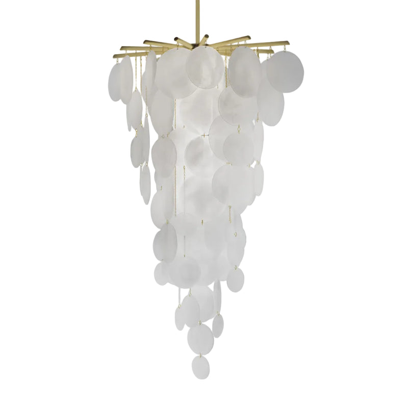 Nimbus Cascade pendel fra CTO Lighting med håndlagde glasskiver i en høy komposisjon