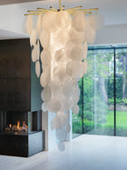 Nimbus Cascade pendel fra CTO Lighting med håndlagde glasskiver i en høy komposisjon
