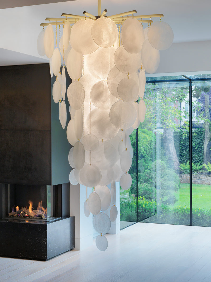 Nimbus Cascade pendel fra CTO Lighting med håndlagde glasskiver i en høy komposisjon