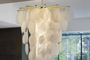 Nimbus Cascade pendel fra CTO Lighting med håndlagde glasskiver i en høy komposisjon