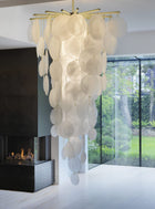 Nimbus Cascade pendel fra CTO Lighting med håndlagde glasskiver i en høy komposisjon
