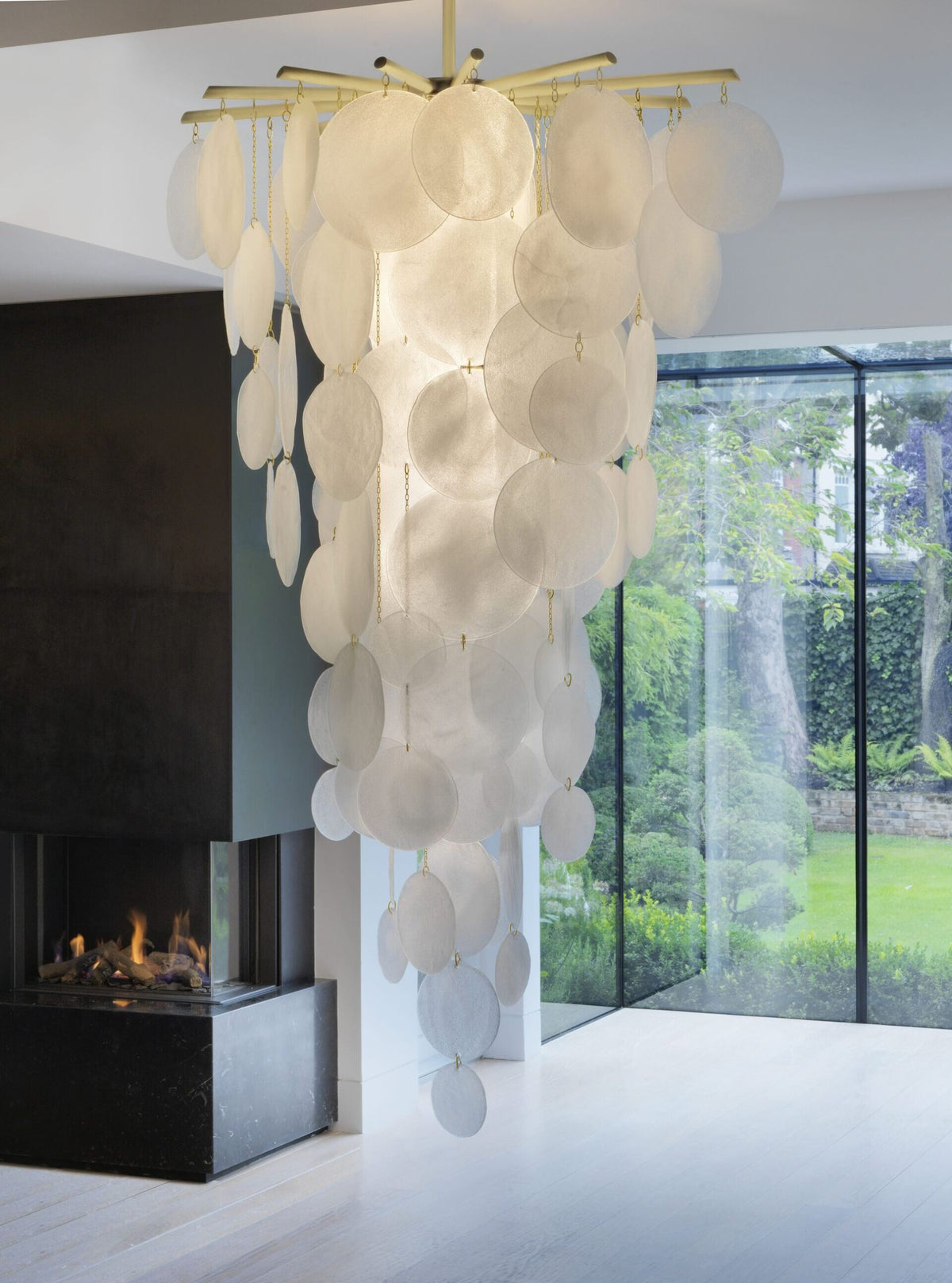 Nimbus Cascade pendel fra CTO Lighting med håndlagde glasskiver i en høy komposisjon