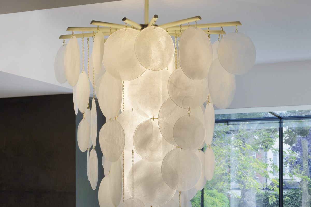 Nimbus Cascade pendel fra CTO Lighting med håndlagde glasskiver i en høy komposisjon