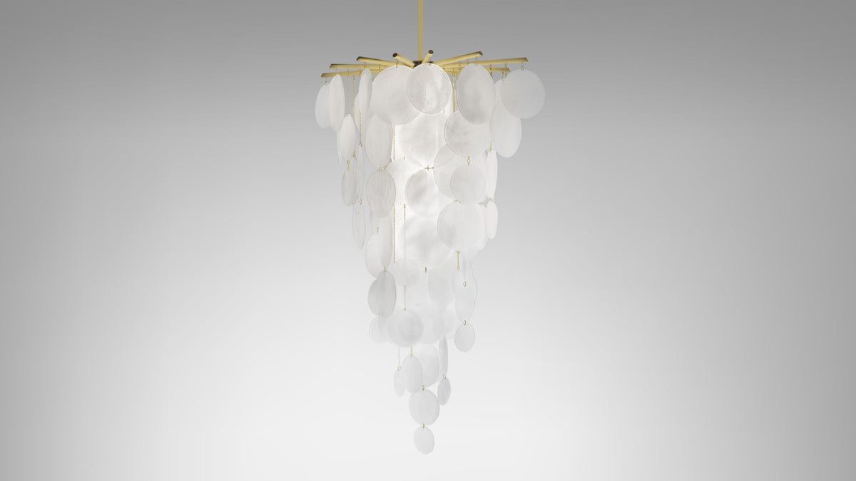 Nimbus Cascade pendel fra CTO Lighting med håndlagde glasskiver i en høy komposisjon