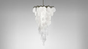 Nimbus Cascade pendel fra CTO Lighting med håndlagde glasskiver i en høy komposisjon
