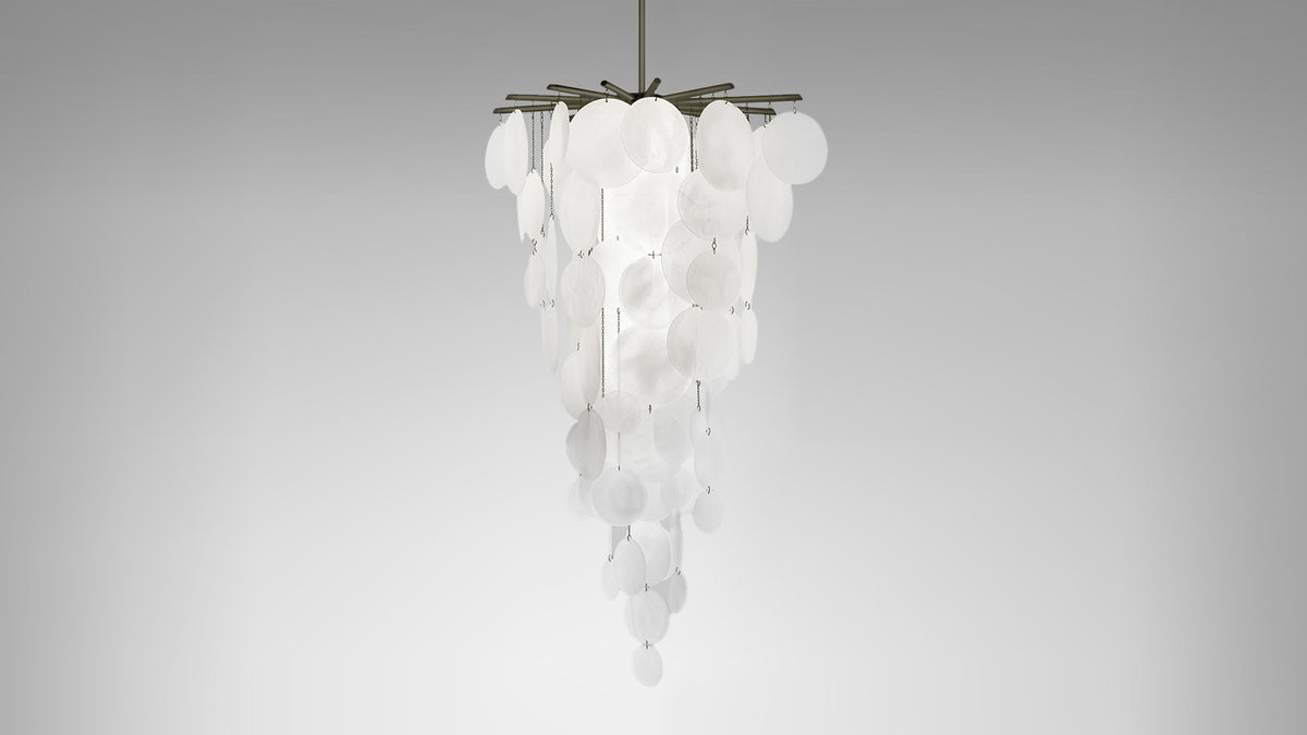 Nimbus Cascade pendel fra CTO Lighting med håndlagde glasskiver i en høy komposisjon