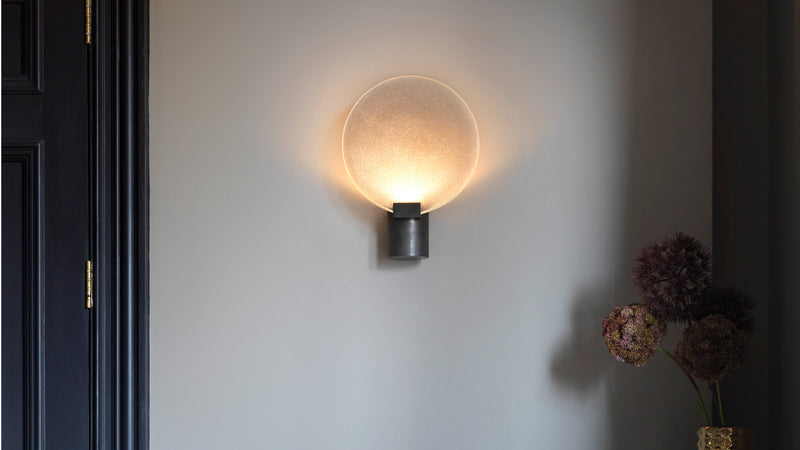 Nimbus Vegglampe fra CTO Lighting med håndlaget frit-glass på vegg