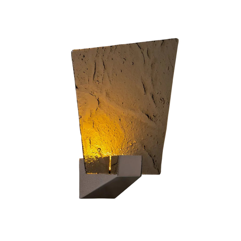 Relic vegglampe fra CTO Lighting med asymmetrisk skjerm og fasettert metallbase i høyre utførelse