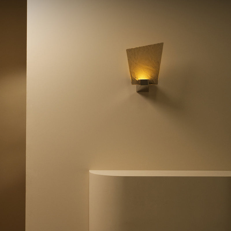 Relic vegglampe fra CTO Lighting med asymmetrisk skjerm og fasettert metallbase