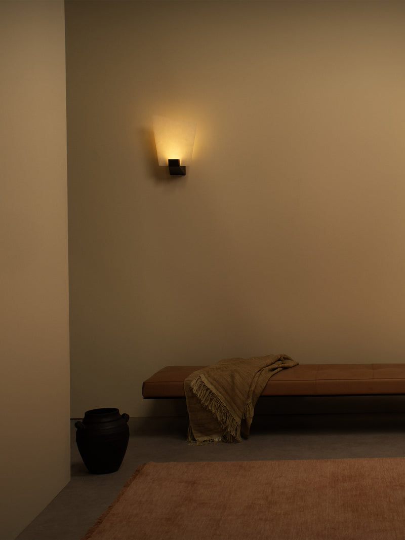 Relic vegglampe fra CTO Lighting med asymmetrisk skjerm og fasettert metallbase